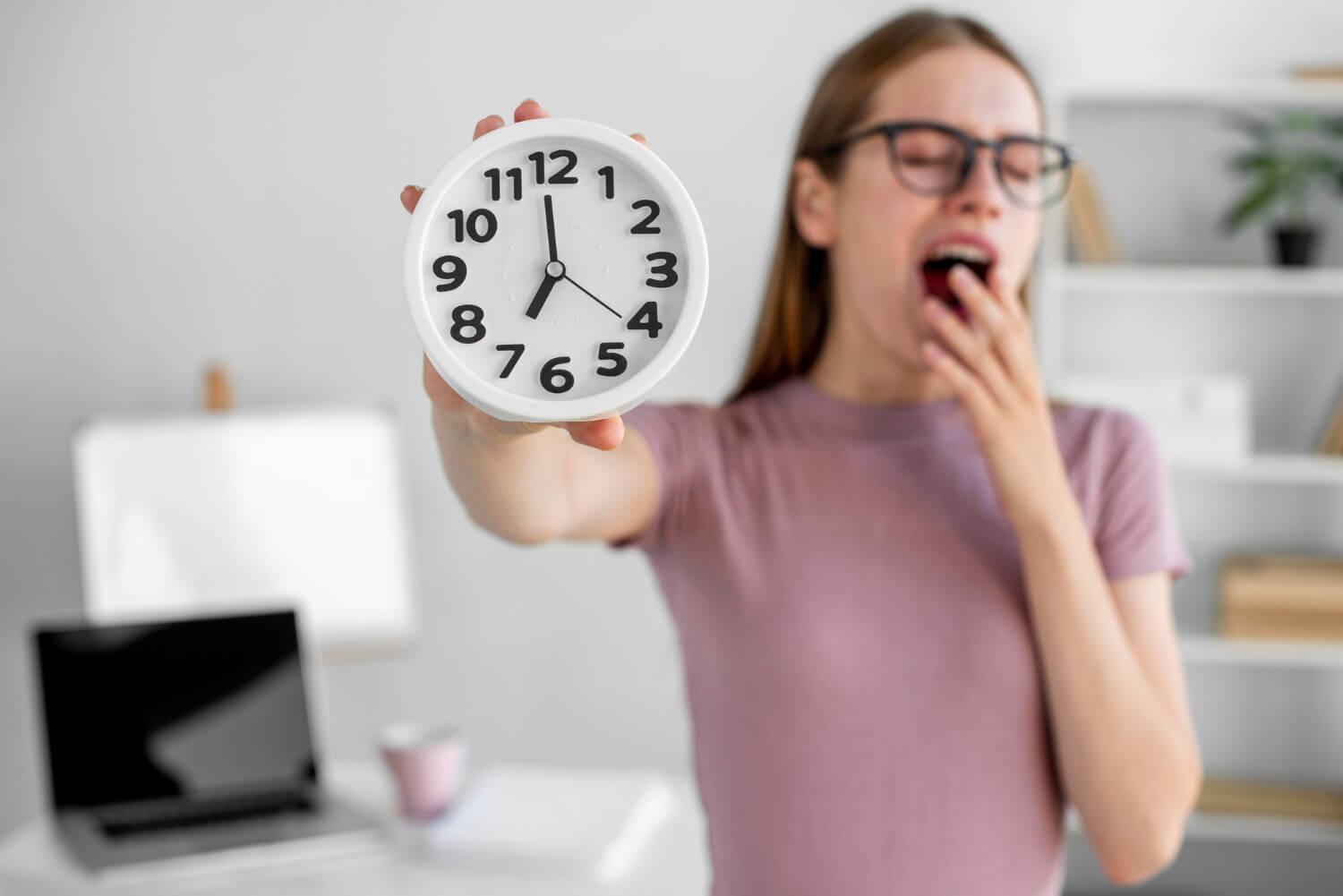 une femme tenant une horloge