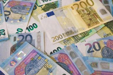 Un ensemble de billets en euros de différentes valeurs