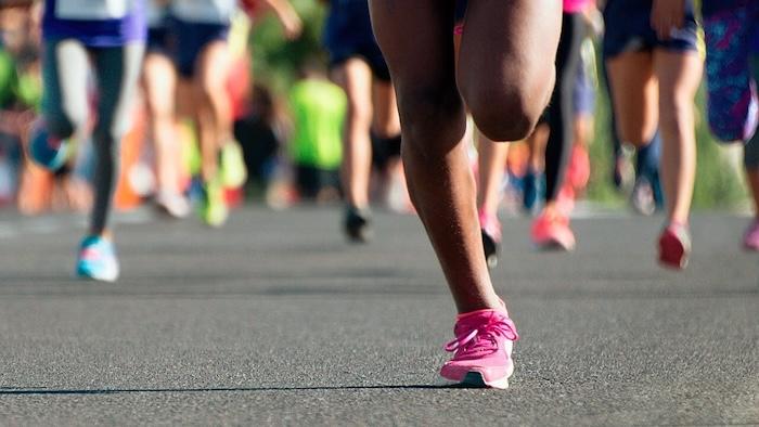 pieds de coureures lors de la course pour le TDAH à valencia