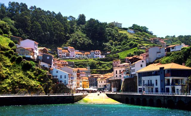 Village pittoresque de Cudillero, dans les Asturies, Espagne : maisons colorées perchées sur des collines verdoyantes, surplombant un port