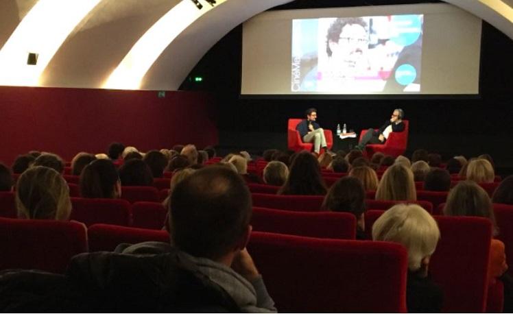 des personnes assises dans une salle de cinéma