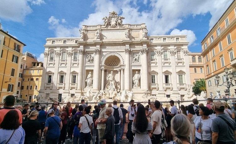 des personnes devant la fontaine de trevi à rome