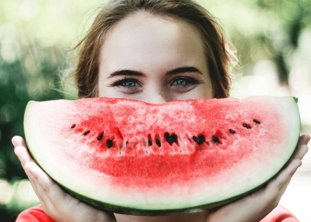 visage de femme avec une pasteque en forme de sourire