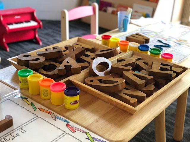 Une table avec du matériel pour apprendre l'alphabet dans une crèche