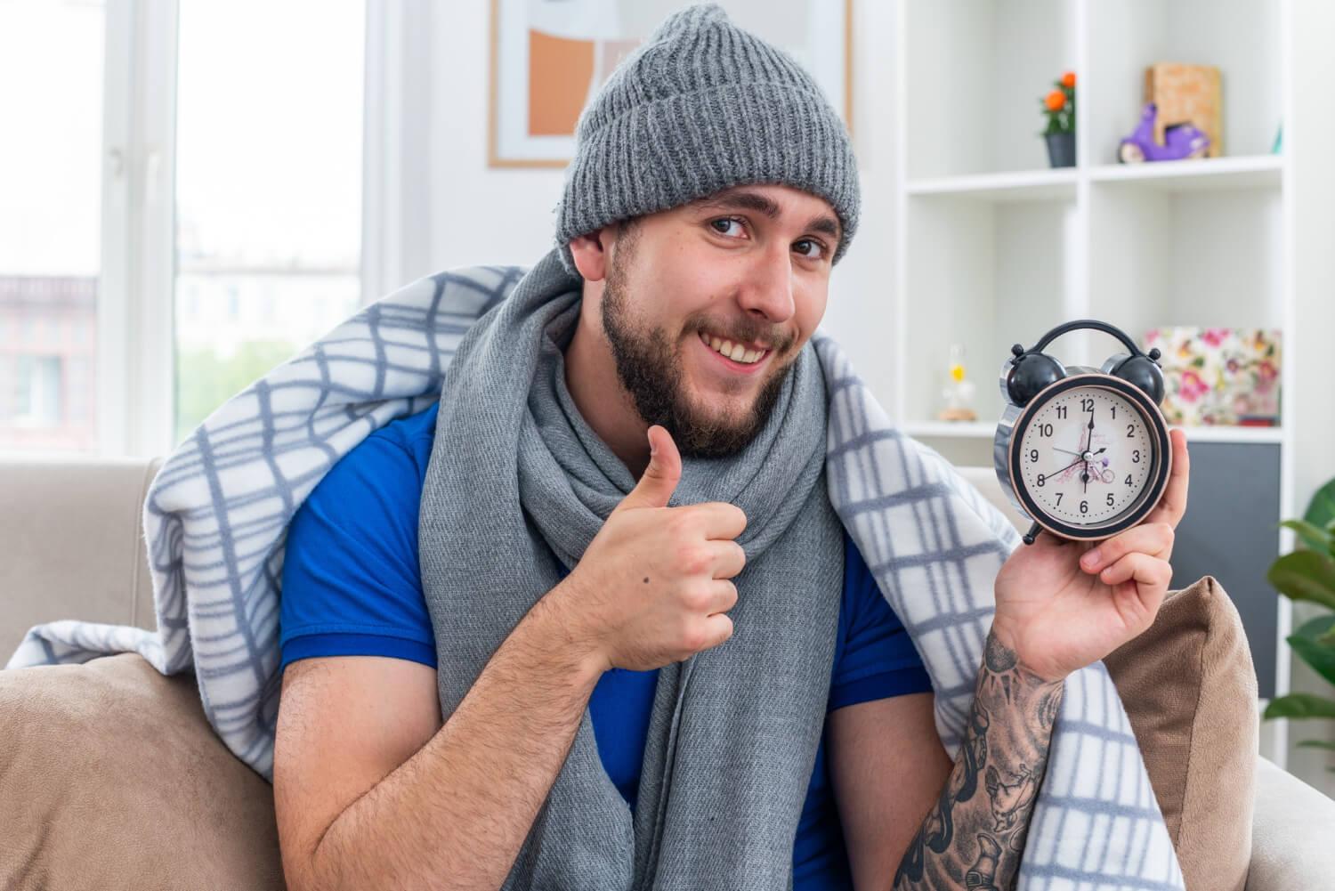 un homme tenant une horloge