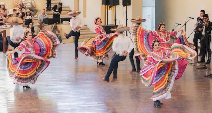 des danseuses mexicaines en tenue traditionnelle accompagnées de musiciens