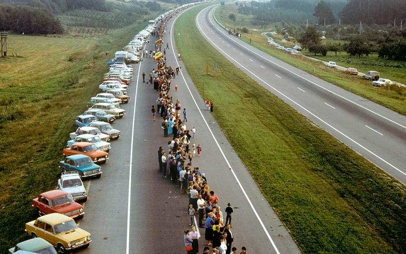 voitures sur la route en chaine humaine 