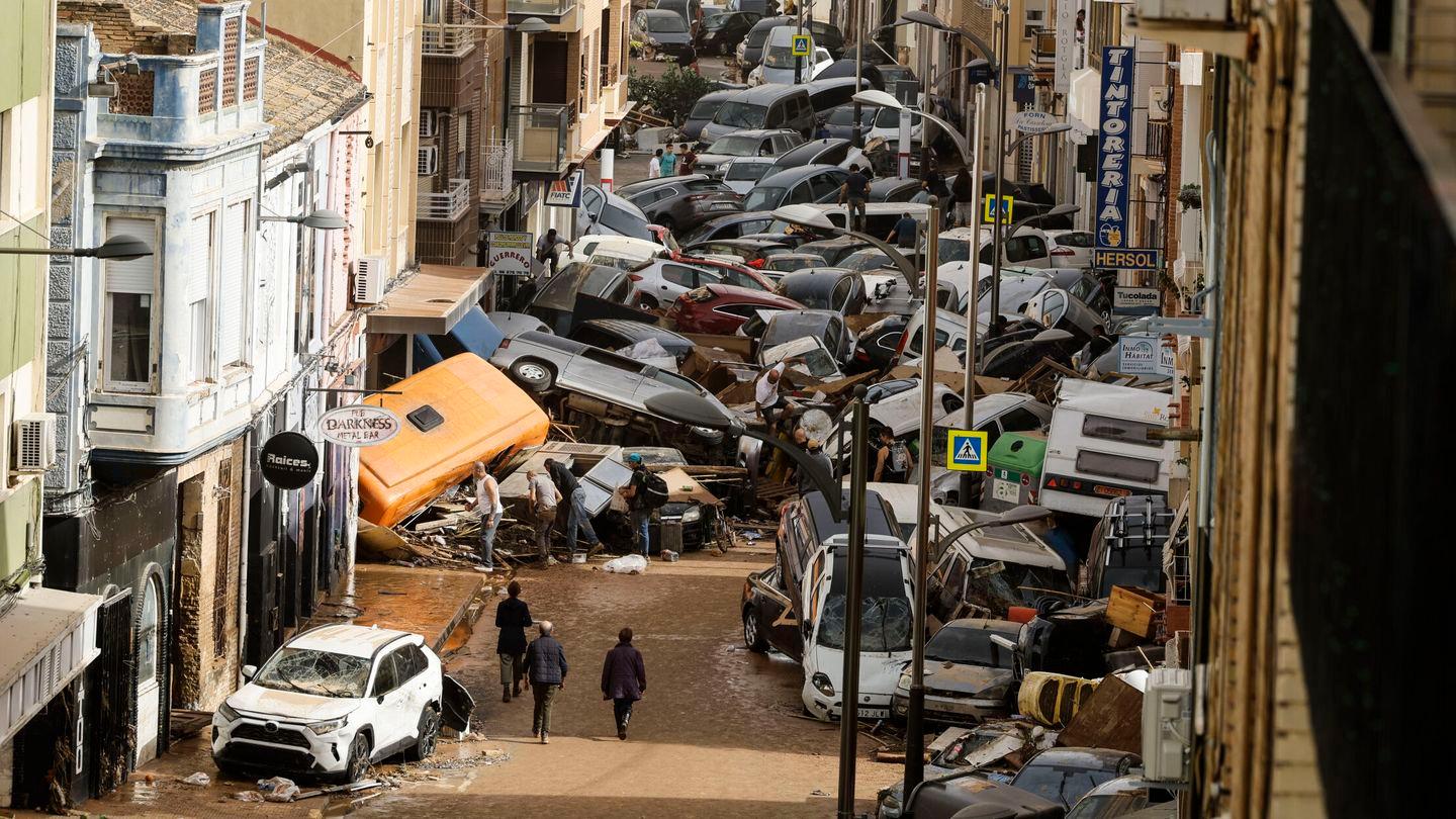 Voitures submergées et rues inondées après de violentes inondations en Espagne