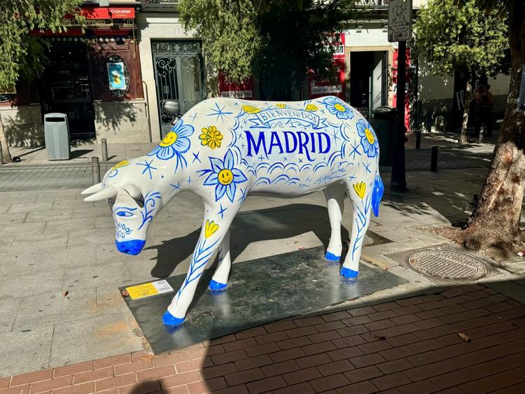 sculpture de vache blanche