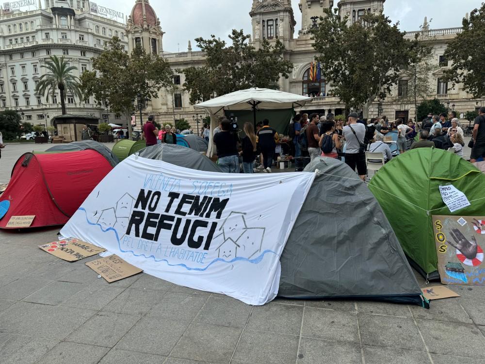 tent a valencia avec le slogan "no tenim refugi"