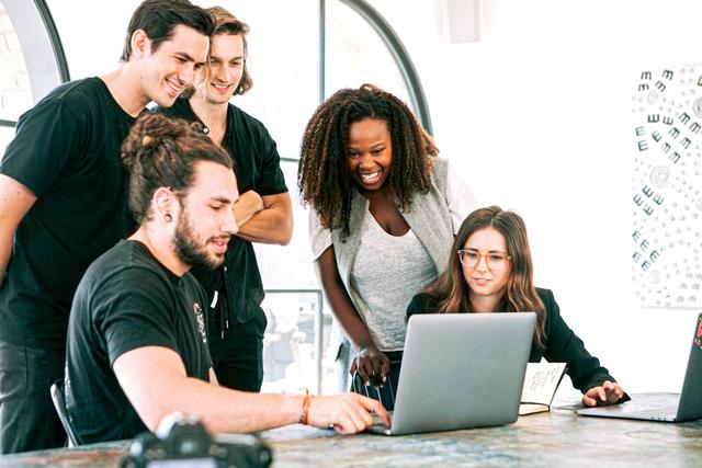 un team d'entrepreneurs femmes et hommes en train de travailler devant un ordinateur