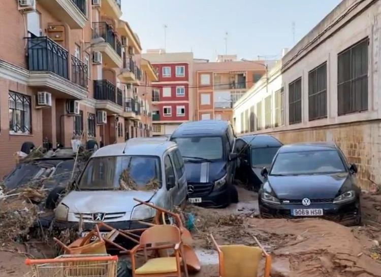 Des voitures endommagées et des débris jonchent une rue de Paiporta après les inondations provoquées par des pluies torrentielles