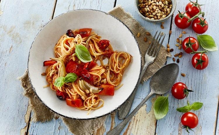 plat de spaghettis aux tomates