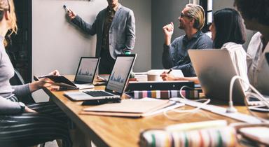 des personnes en train de travailler avec des ordinateurs sur un bureau