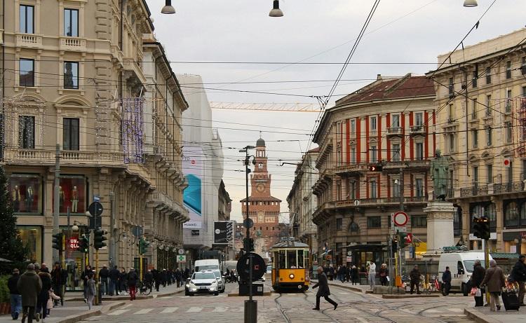 rue à milan avec tram et voitures