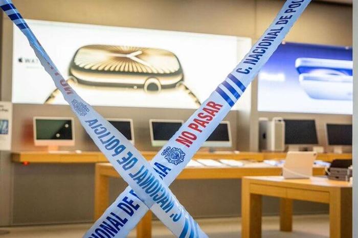 Lieu du vol dans la boutique Apple de Valencia avec cordons de la police