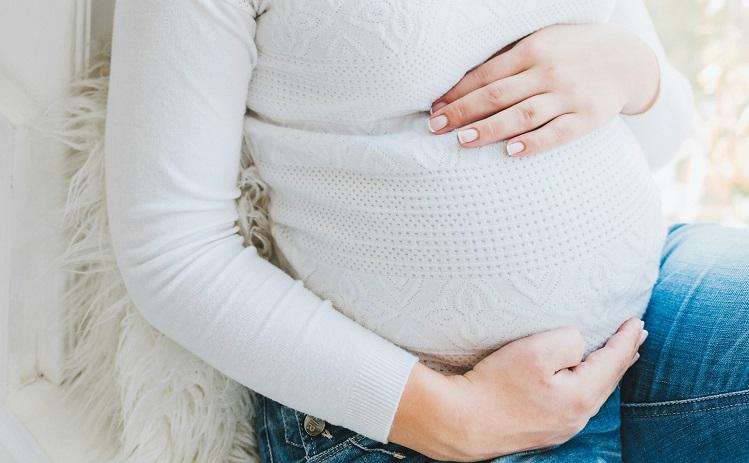 ventre rond de femme enceinte