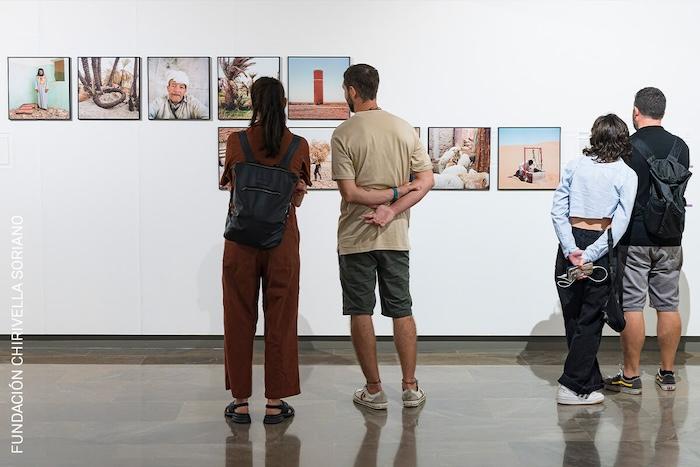 personnes de dos en train de regarder l'exposition World Press Photo à valencia