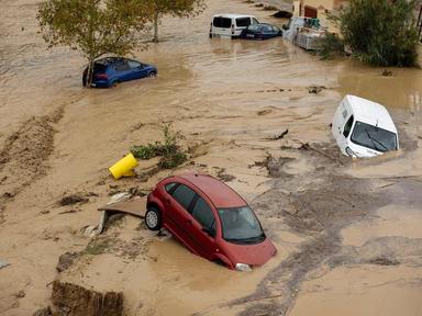 Voitures submergées dans une zone inondée en Espagne