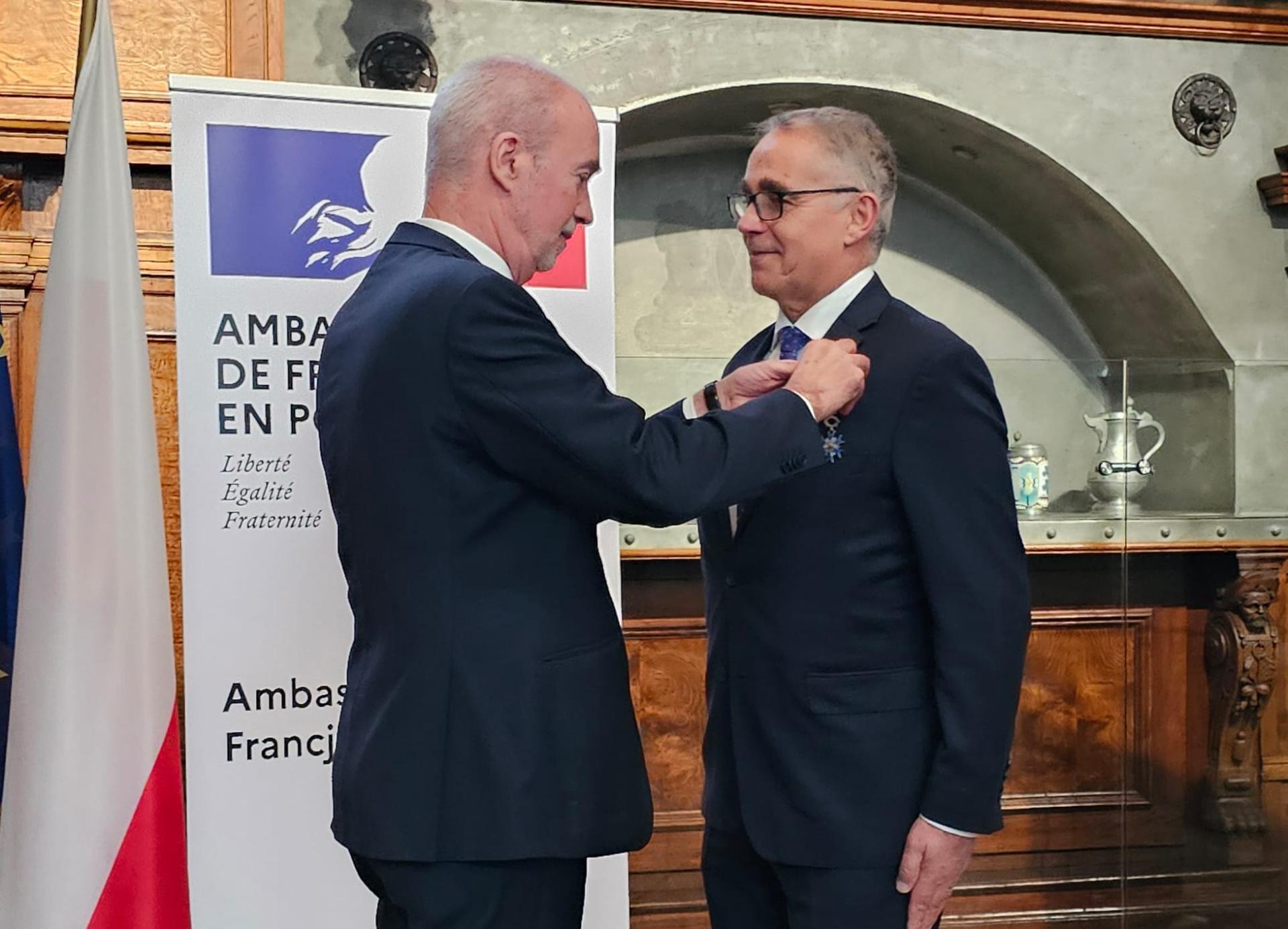 M. Étienne de Poncins remettant les insignes de Chevalier de l'ordre national du Mérite à Alain Mompert