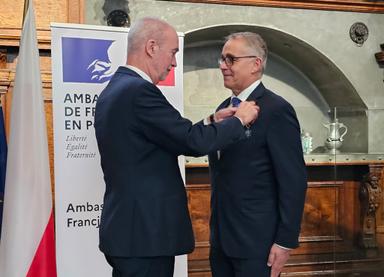 M. Étienne de Poncins remettant les insignes de Chevalier de l'ordre national du Mérite à Alain Mompert