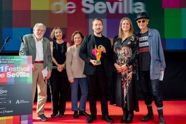 L'un des jumeaux Boukherma, auteurs du film « Et leurs enfants après eux » avec le jury du festival du film de Séville.