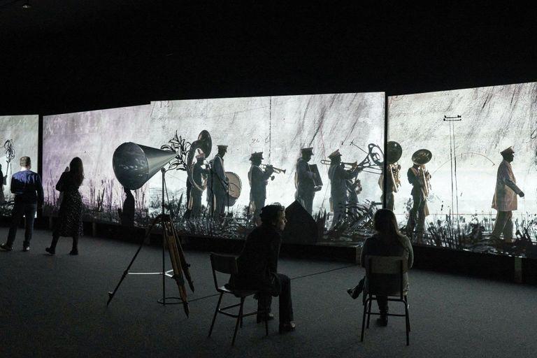 Après le MOMA à New York, le Musée du Louvre à Paris, “More Sweetly Play the Dance" est une installation grand format de l'artiste sud-africain William Kentridge, exposée au musée Picasso de Malaga, jusqu’au 27 avril 2025.