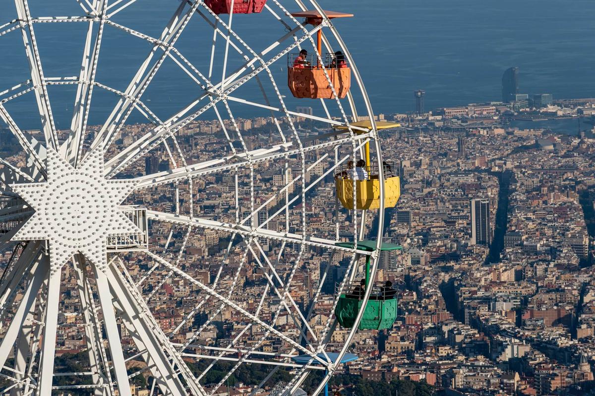 photo d'une vue de barcelone avec une grande roue