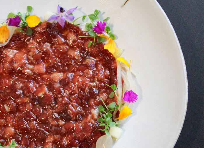 une assiette blanche avec un plat gastronomique