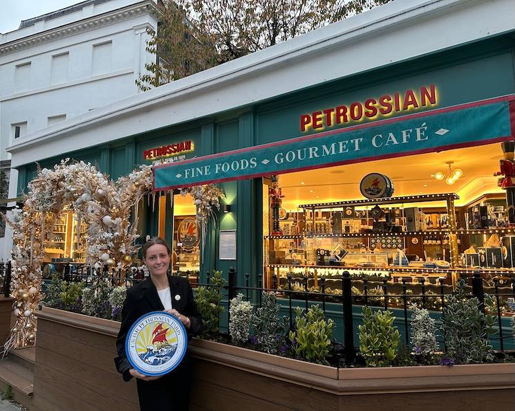 Chloé Chataignon devant la boutique Petrossian à Londres