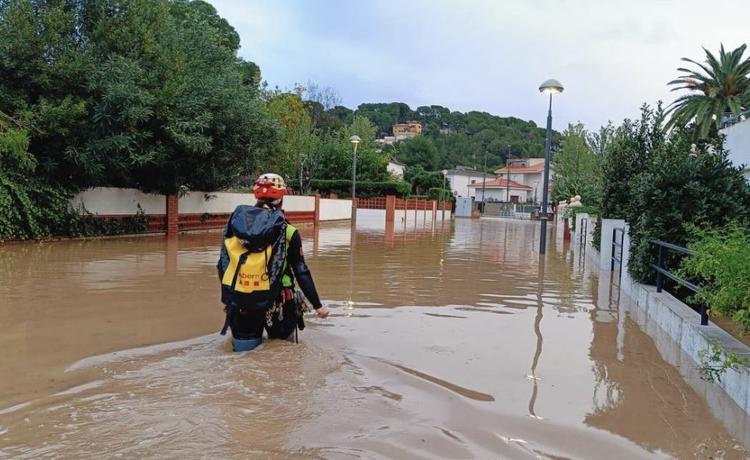 le pompier de Catalogne porte un équipement adapté aux conditions de sauvetage en eaux inondées