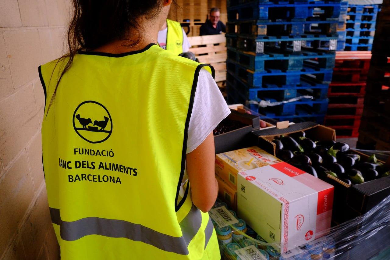 une personne portant un gilet jaune a bracelone