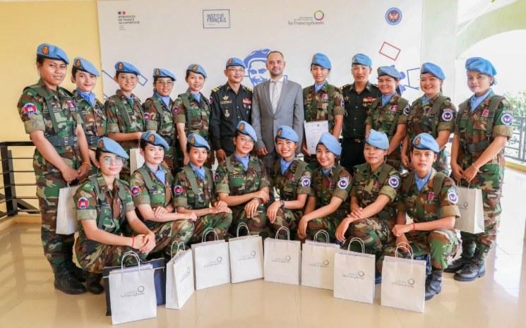 Des stagiaires apprenant le français au centre cambodgien de formation aux opérations de maintien de la paix.