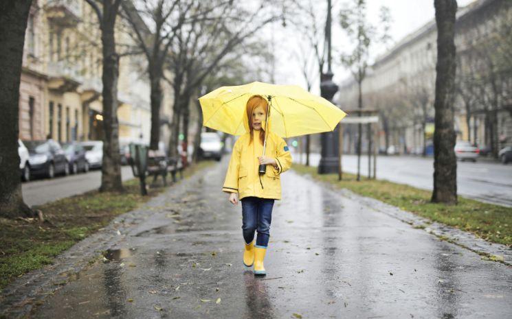 enfant sous la pluie