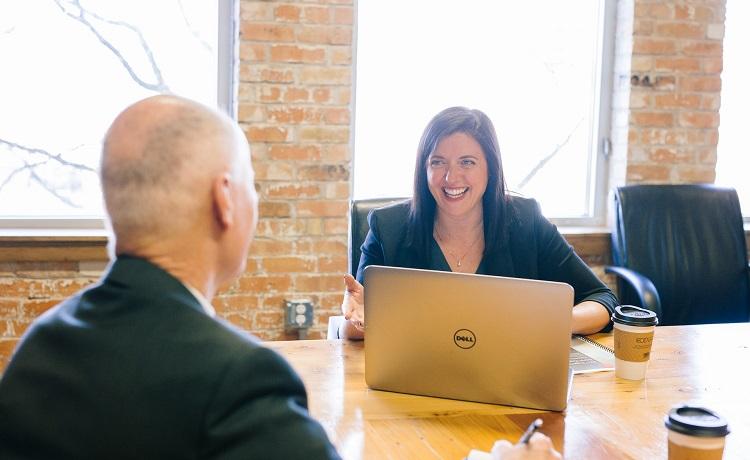 un homme et une femme heureux au travail