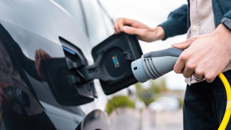 une personne recharge sa voiture electrique au Danemark