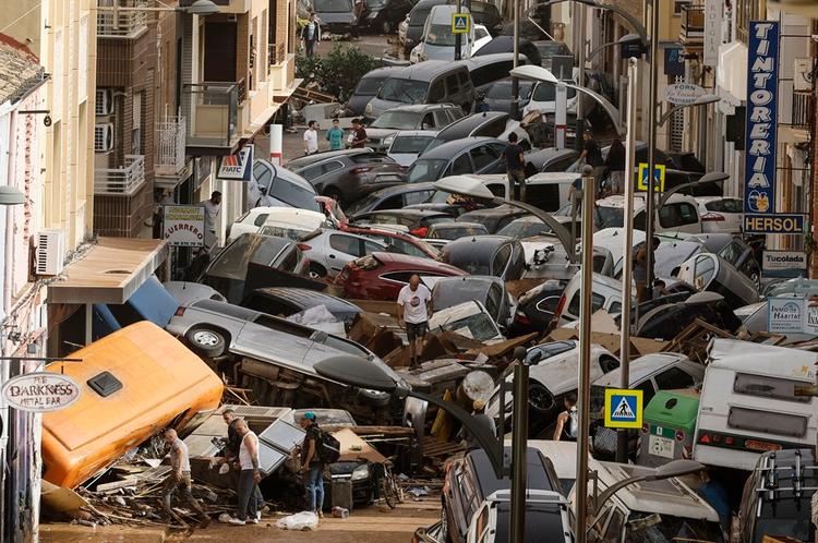 des voitures apres les fortes pluies à Valencia