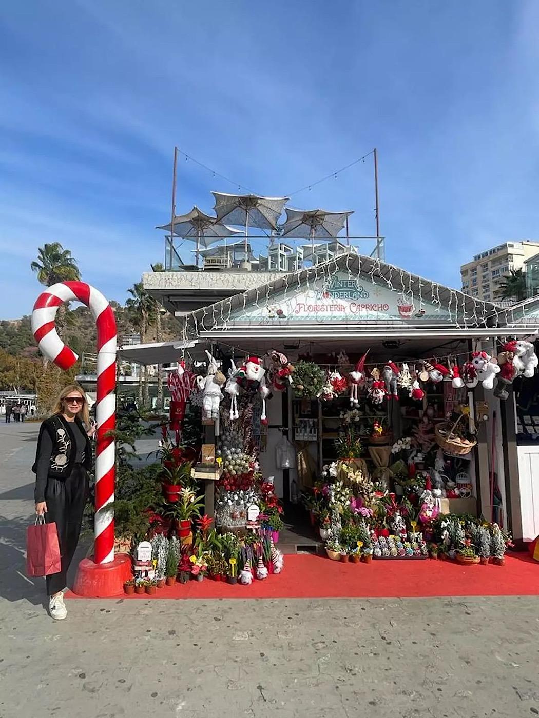 photo:%20Stands%20de%20la%20fleuristerie%20Capricho%20au%20march%C3%A9%20de%20No%C3%ABl%20de%20Muelle%20Uno%20(@opiniondemalaga)