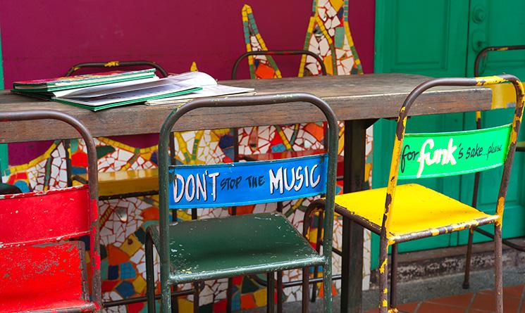 Chaises dans une école de singapour