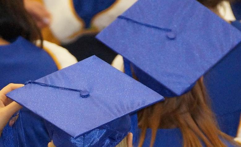 Des étudiants portant des toques bleues lors d'une cérémonie de remise de diplômes