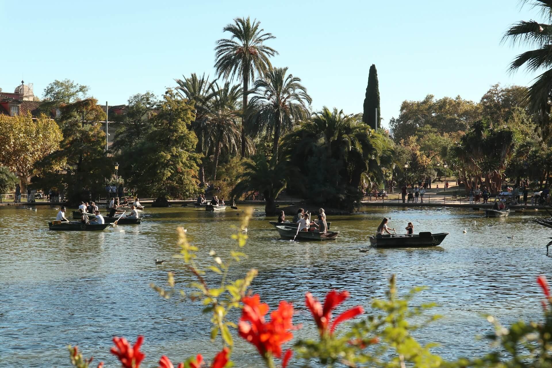 Des personnes profitent d'une journée ensoleillée en barque a barcelone