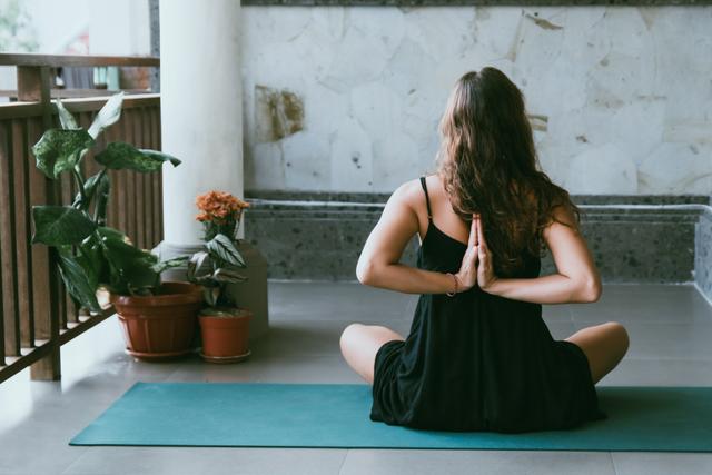 une femme en train de faire du yoga