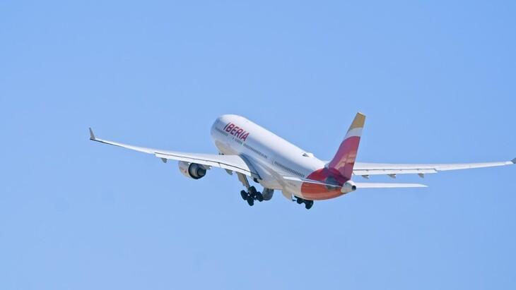 Un avion Iberia s'envole sous un ciel bleu