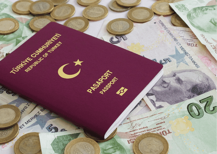 Passeport turc entouré de billets et de pièces de monnaie, illustrant les frais et tarifs administratifs.