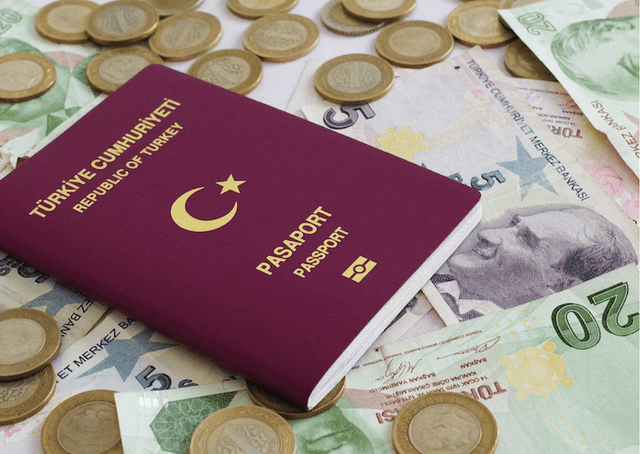 Passeport turc entouré de billets et de pièces de monnaie, illustrant les frais et tarifs administratifs.