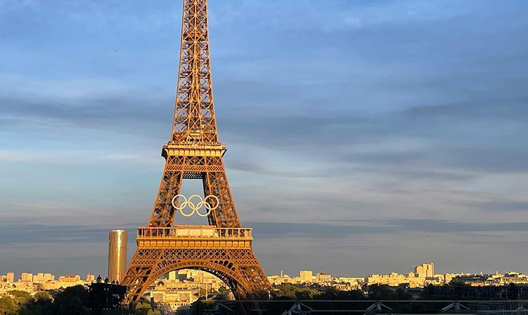 Tour Eiffel avec le symbole des Jeux Olympiques