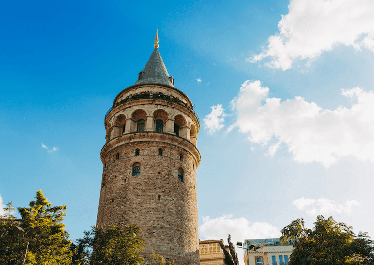 Vue de la Tour de Galata à Istanbul avec un ciel bleu dégagé, monument emblématique de la ville.