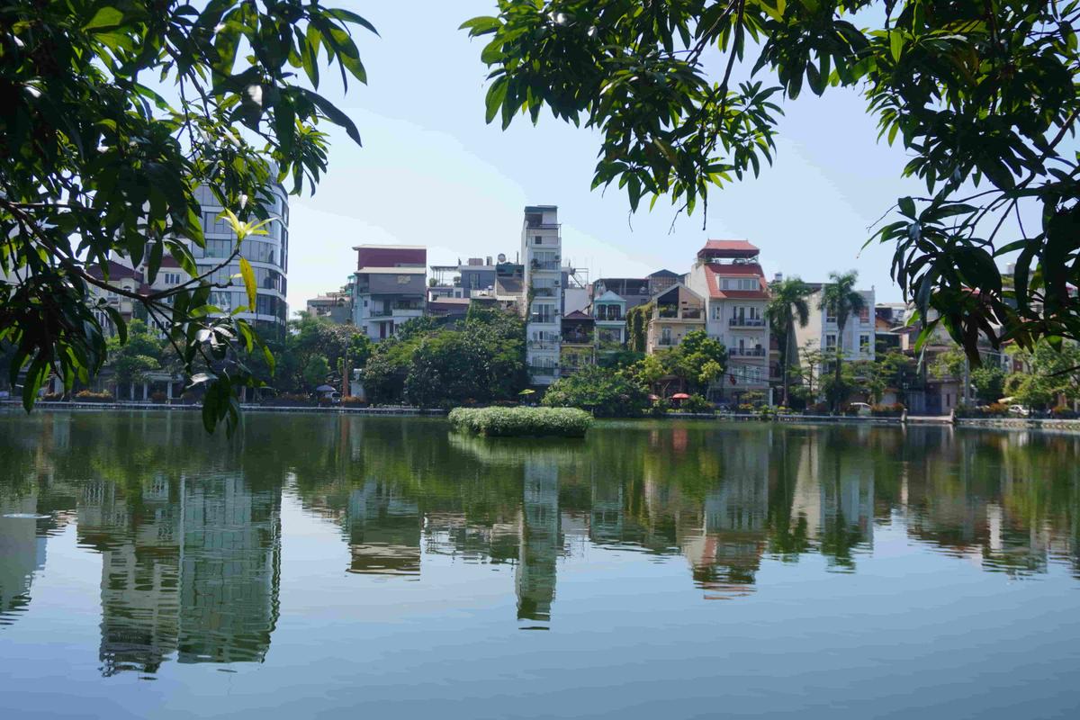 Lac avec végétations et constructions