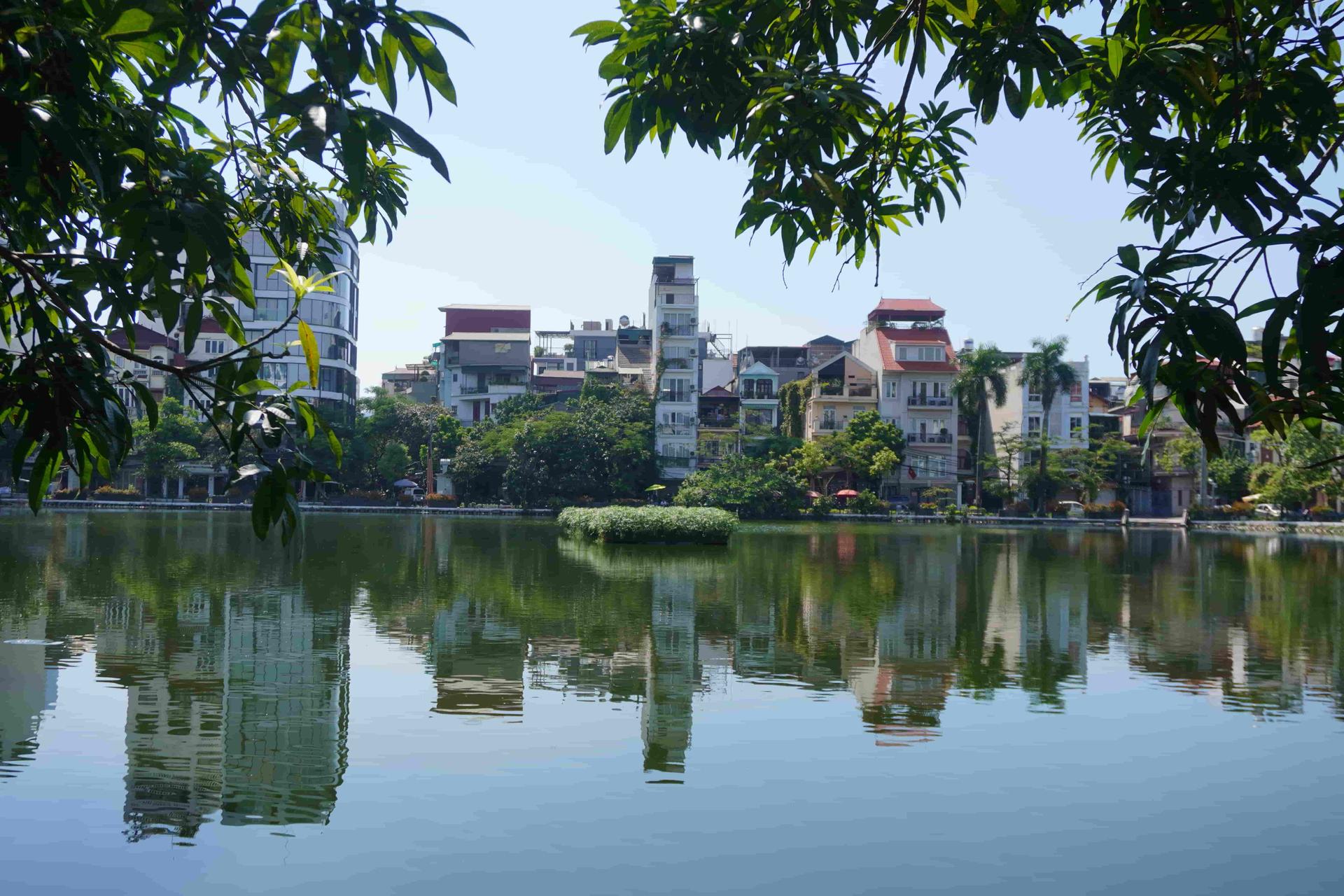 Lac avec végétations et constructions