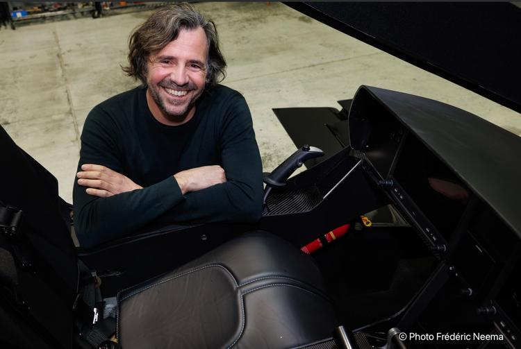 David Loury devant  l'avion privé Valkyrie